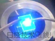 發(fā)光試驗(yàn)中的LED元件。基板尺寸:1cm見(jiàn)方,元件尺寸:0.3mm見(jiàn)方,注入電流:約200mA,中心波長(zhǎng):450nm