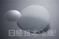 GaN晶圓。左為2英寸產(chǎn)品,右為4英寸產(chǎn)品