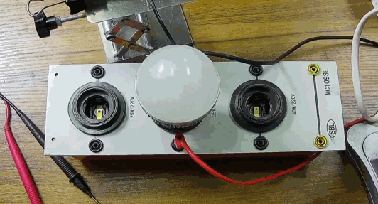 電燈泡內通有交流電，為什么看不到燈泡在閃爍？