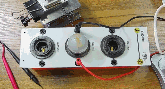 電燈泡內通有交流電，為什么看不到燈泡在閃爍？