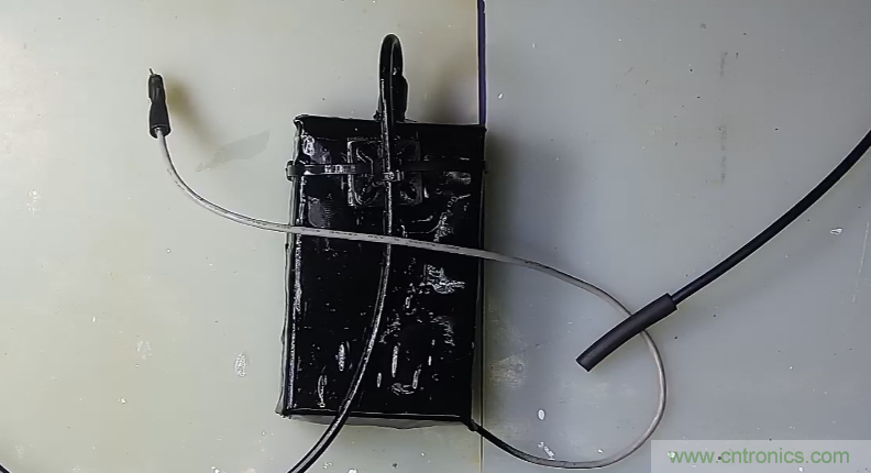 電燈泡內通有交流電，為什么看不到燈泡在閃爍？