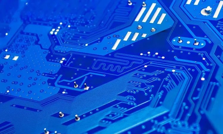 如何決定 PCB 中差分對的過孔阻抗？